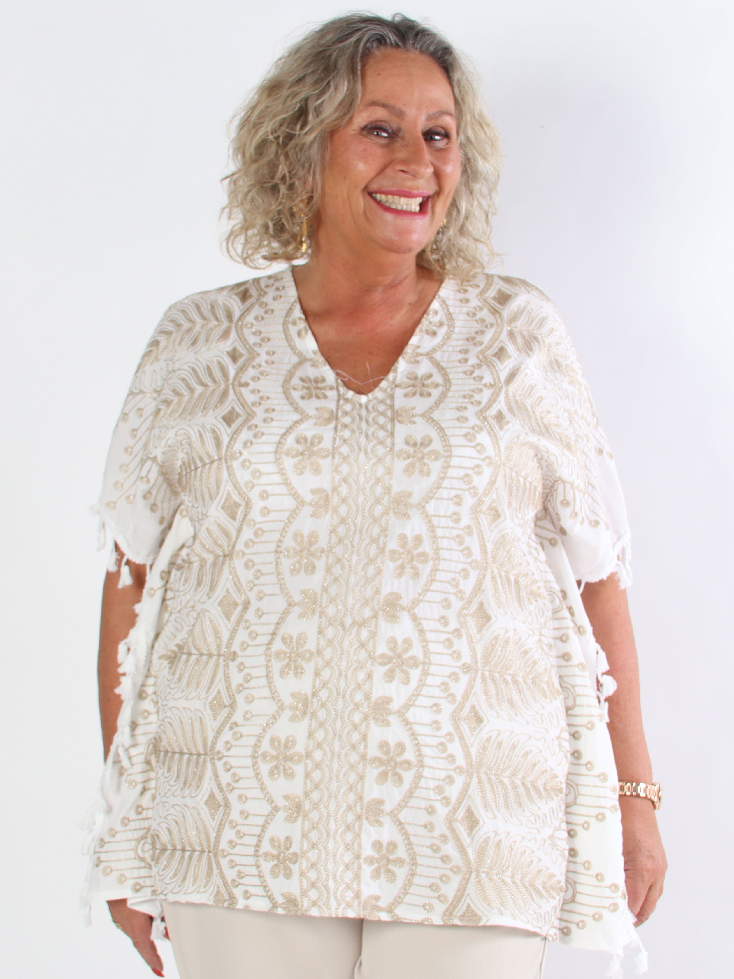 Aloha - Plus size tunika i viskose med guld broderinger og kvaster